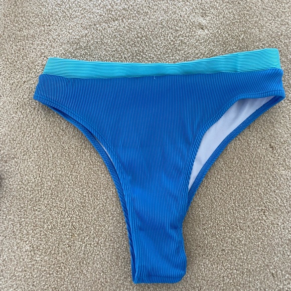 WALMART Sporty bikini top and matching bottom - Picture 3 of 3